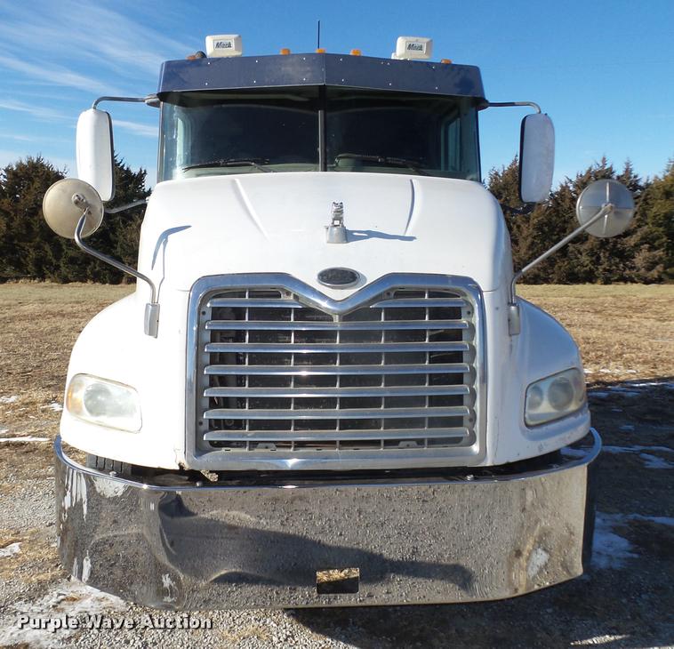 image for item L4224 2001 Mack CX613 Vision semi truck