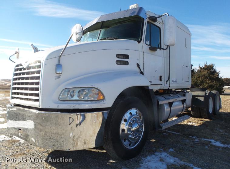 image for item L4224 2001 Mack CX613 Vision semi truck