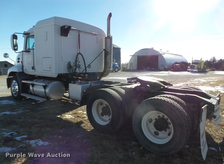 image for item L4224 2001 Mack CX613 Vision semi truck