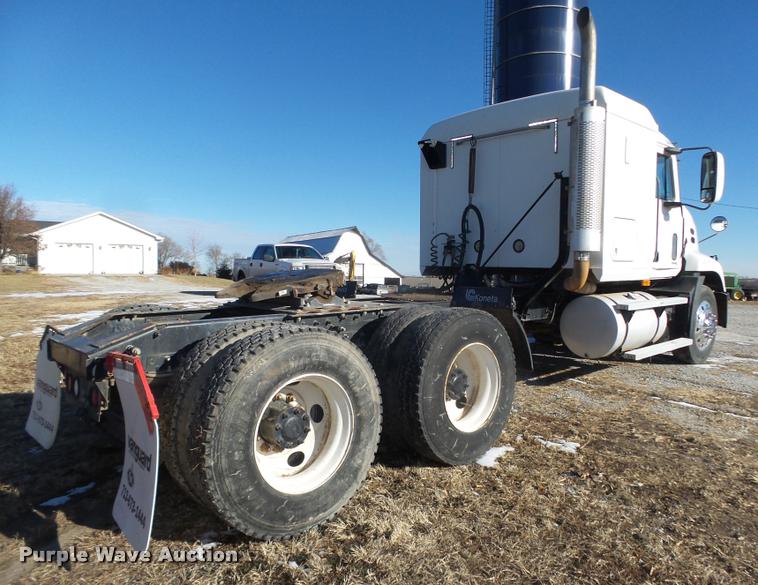 image for item L4224 2001 Mack CX613 Vision semi truck