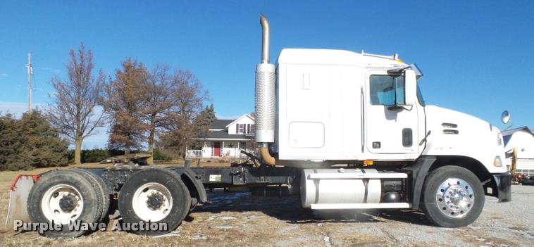 image for item L4224 2001 Mack CX613 Vision semi truck