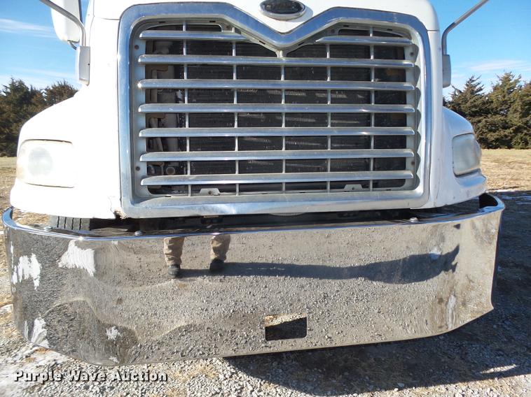 image for item L4224 2001 Mack CX613 Vision semi truck