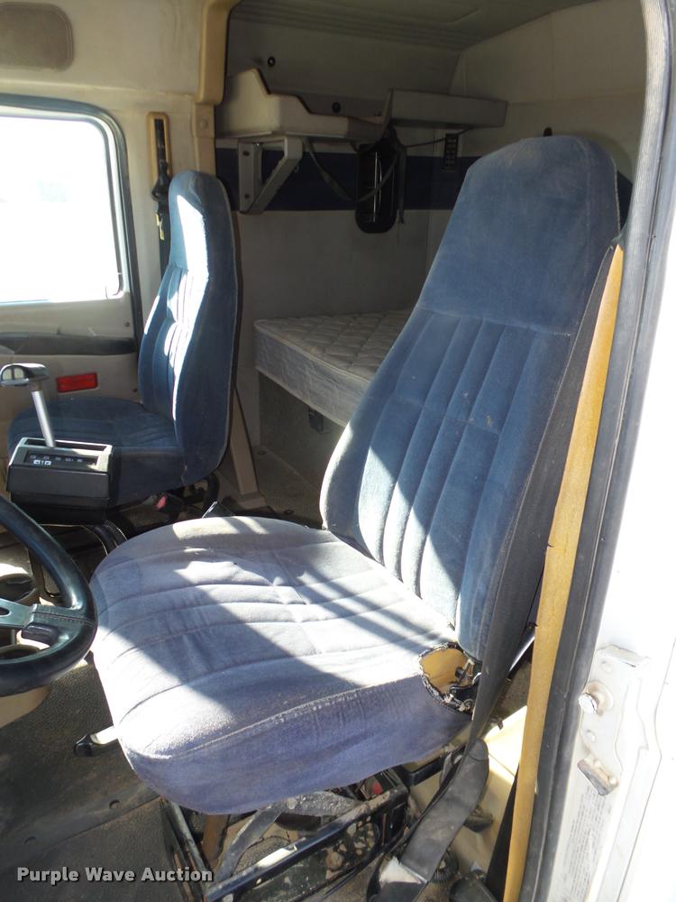 image for item L4224 2001 Mack CX613 Vision semi truck