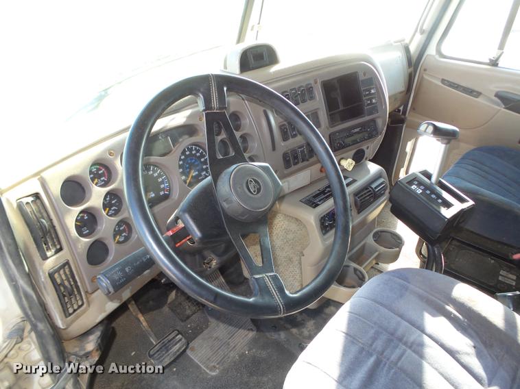 image for item L4224 2001 Mack CX613 Vision semi truck