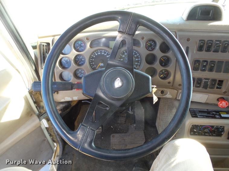 image for item L4224 2001 Mack CX613 Vision semi truck