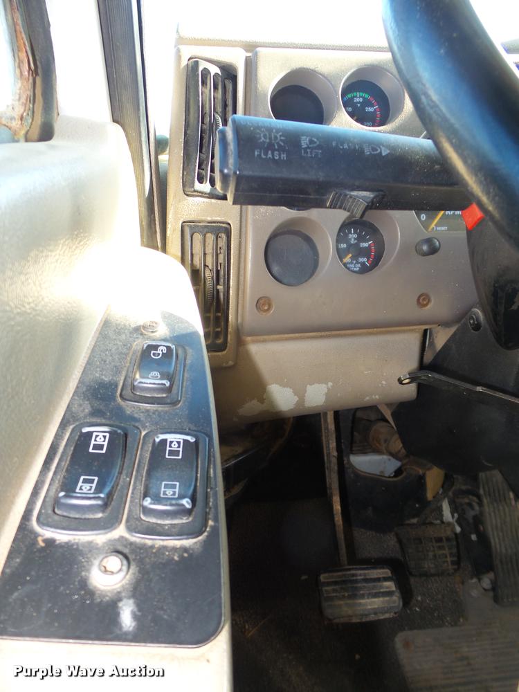 image for item L4224 2001 Mack CX613 Vision semi truck