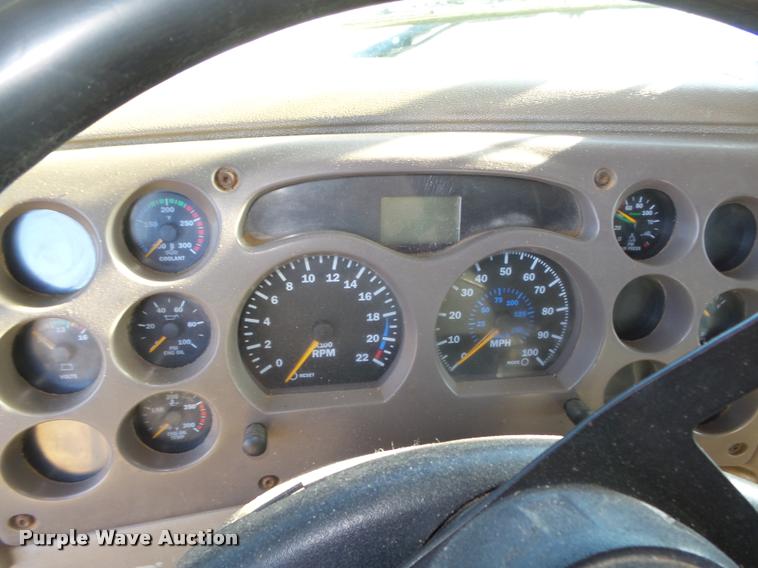 image for item L4224 2001 Mack CX613 Vision semi truck