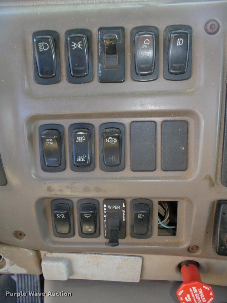 image for item L4224 2001 Mack CX613 Vision semi truck