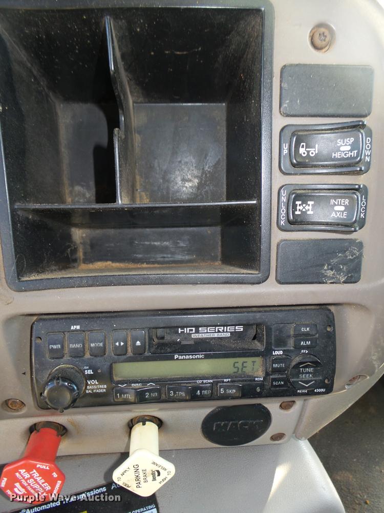 image for item L4224 2001 Mack CX613 Vision semi truck