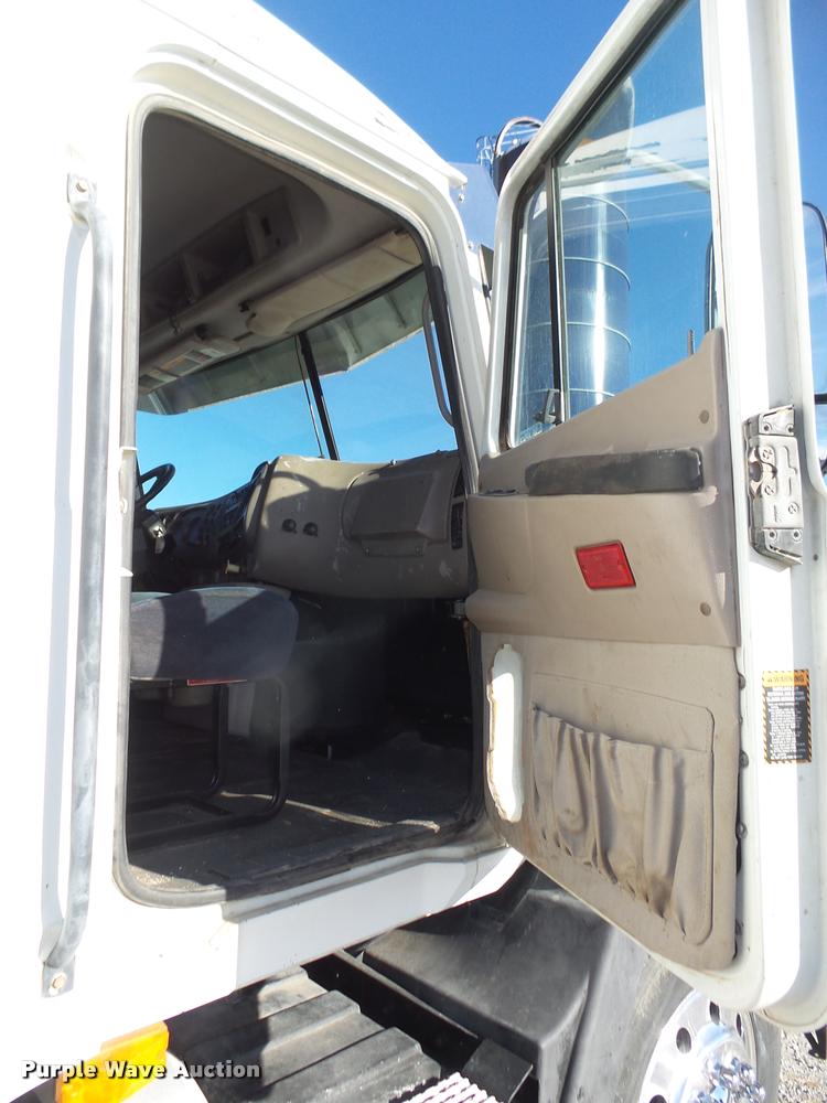 image for item L4224 2001 Mack CX613 Vision semi truck