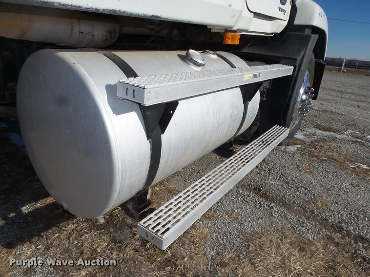 image for item L4224 2001 Mack CX613 Vision semi truck