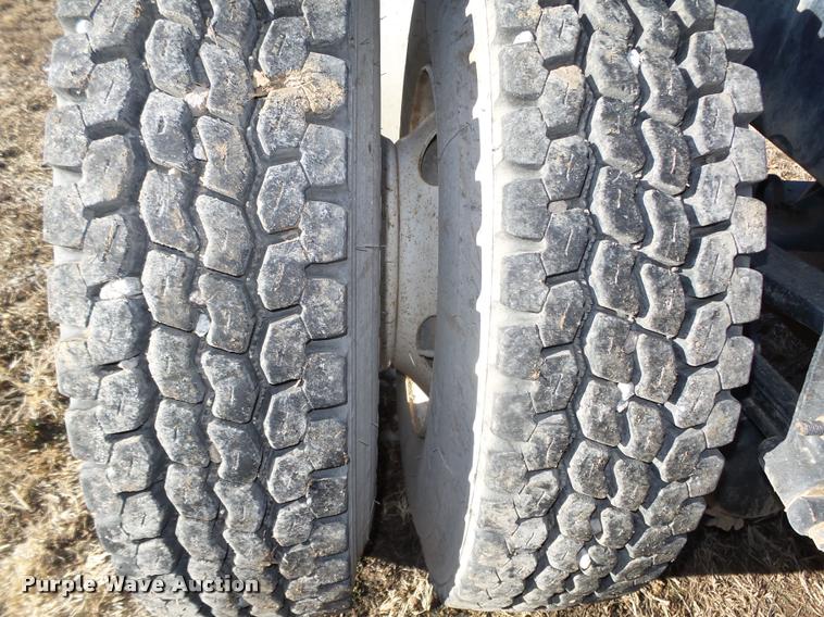 image for item L4224 2001 Mack CX613 Vision semi truck