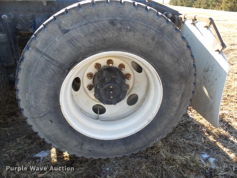 image for item L4224 2001 Mack CX613 Vision semi truck