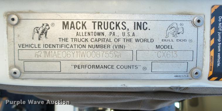 image for item L4224 2001 Mack CX613 Vision semi truck