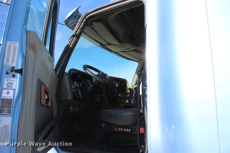 image for item L4945 2010 International ProStar Eagle semi truck