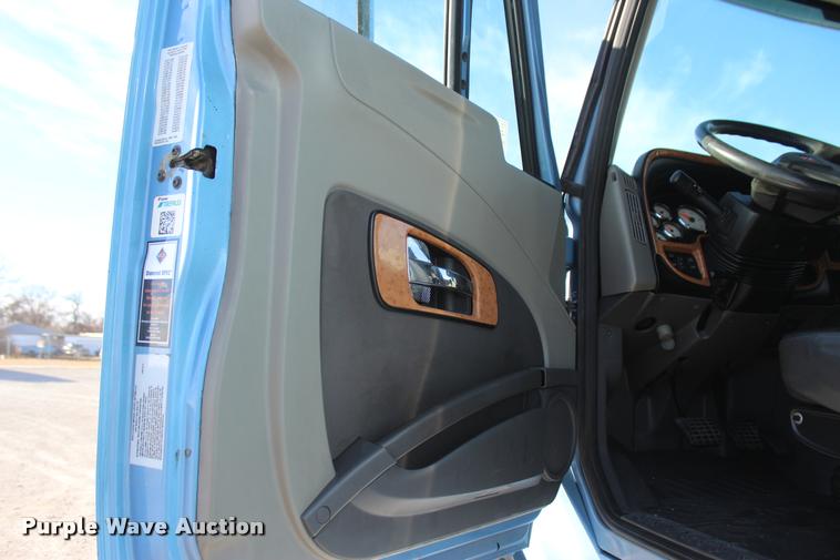image for item L4945 2010 International ProStar Eagle semi truck