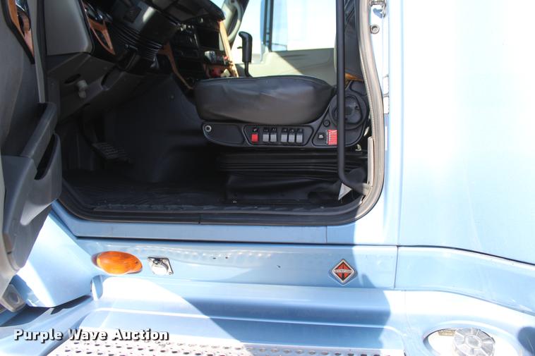 image for item L4945 2010 International ProStar Eagle semi truck