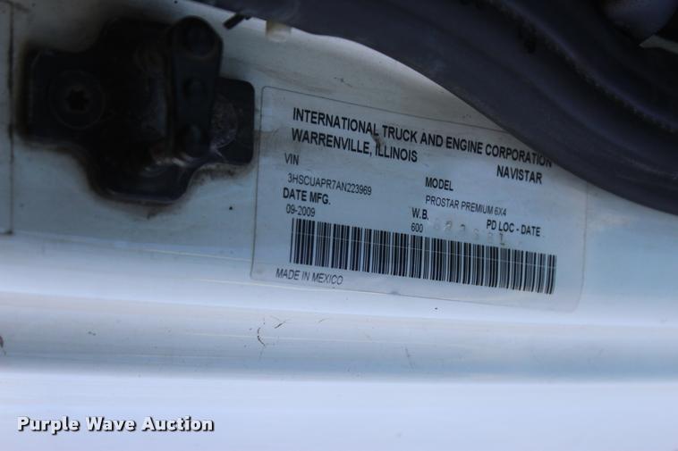 image for item L4946 2010 International ProStar Eagle semi truck