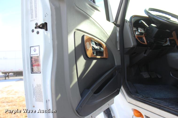 image for item L4946 2010 International ProStar Eagle semi truck