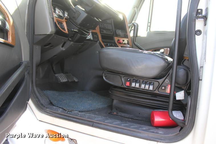 image for item L4946 2010 International ProStar Eagle semi truck