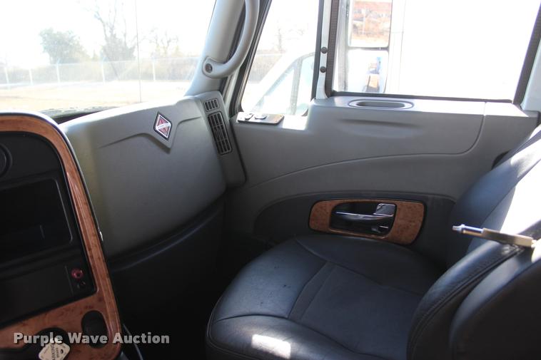 image for item L4946 2010 International ProStar Eagle semi truck