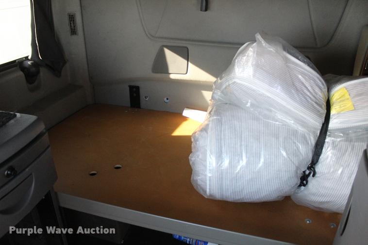 image for item L4946 2010 International ProStar Eagle semi truck