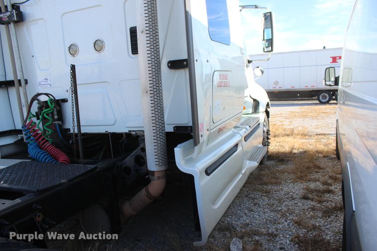 image for item L4946 2010 International ProStar Eagle semi truck