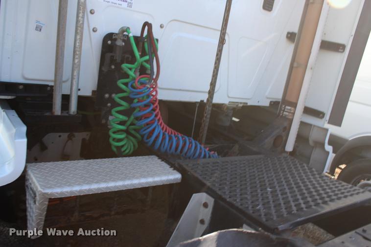 image for item L4946 2010 International ProStar Eagle semi truck