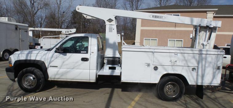 image for item CC9057 2001 Chevrolet Silverado 3500 bucket truck