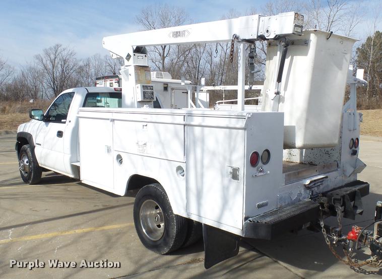 image for item CC9057 2001 Chevrolet Silverado 3500 bucket truck