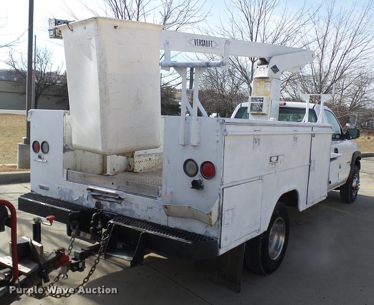 image for item CC9057 2001 Chevrolet Silverado 3500 bucket truck