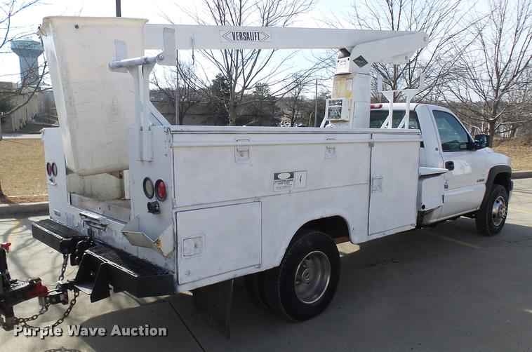 image for item CC9057 2001 Chevrolet Silverado 3500 bucket truck