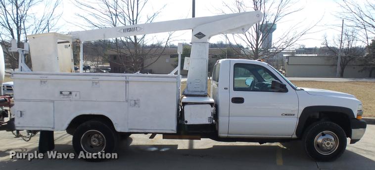 image for item CC9057 2001 Chevrolet Silverado 3500 bucket truck
