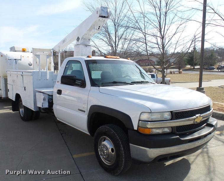 image for item CC9057 2001 Chevrolet Silverado 3500 bucket truck