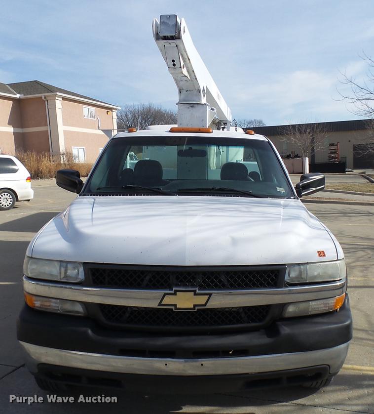 image for item CC9057 2001 Chevrolet Silverado 3500 bucket truck
