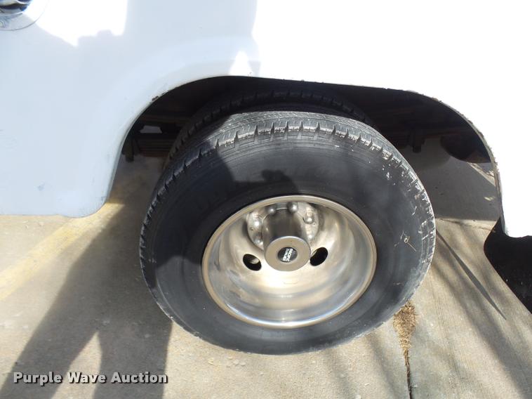 image for item CC9057 2001 Chevrolet Silverado 3500 bucket truck