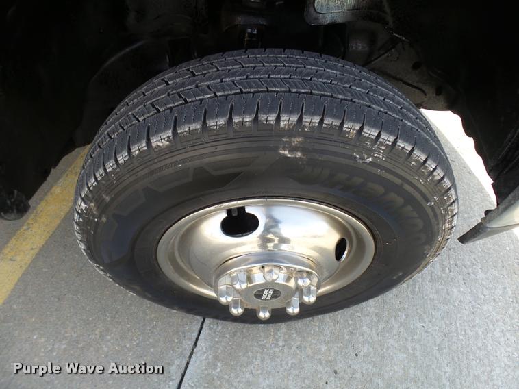 image for item CC9057 2001 Chevrolet Silverado 3500 bucket truck