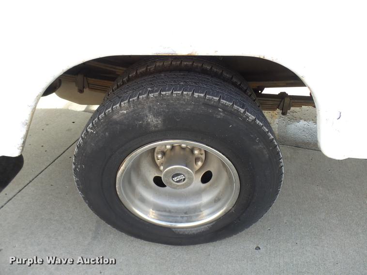 image for item CC9057 2001 Chevrolet Silverado 3500 bucket truck