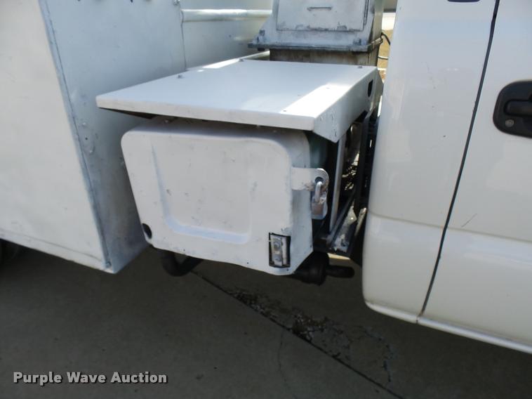 image for item CC9057 2001 Chevrolet Silverado 3500 bucket truck