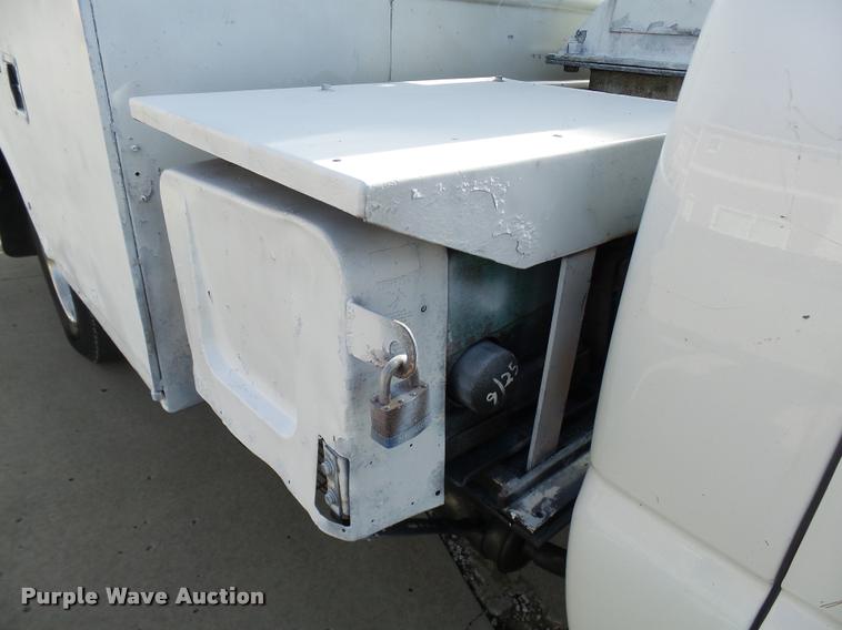 image for item CC9057 2001 Chevrolet Silverado 3500 bucket truck