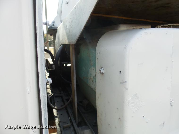 image for item CC9057 2001 Chevrolet Silverado 3500 bucket truck