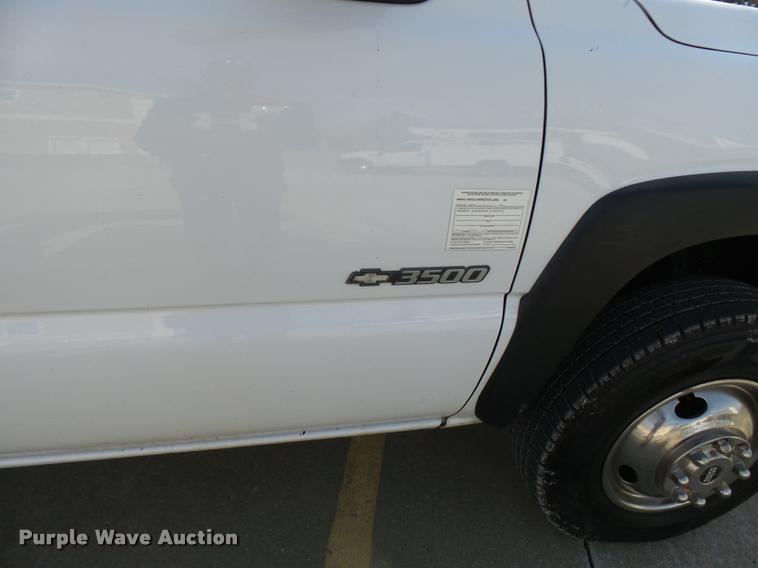 image for item CC9057 2001 Chevrolet Silverado 3500 bucket truck
