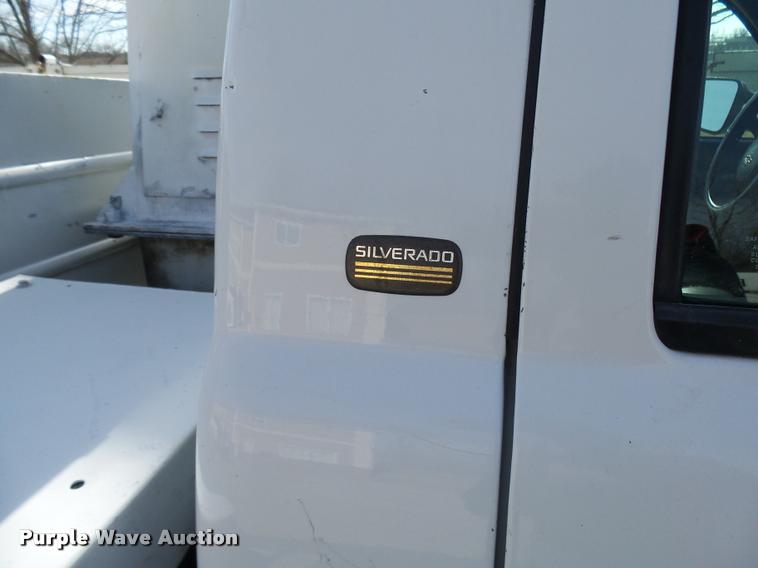 image for item CC9057 2001 Chevrolet Silverado 3500 bucket truck