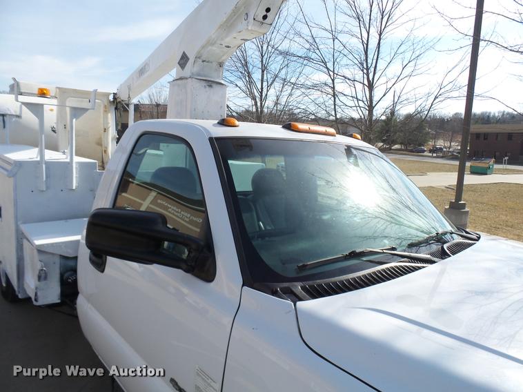 image for item CC9057 2001 Chevrolet Silverado 3500 bucket truck