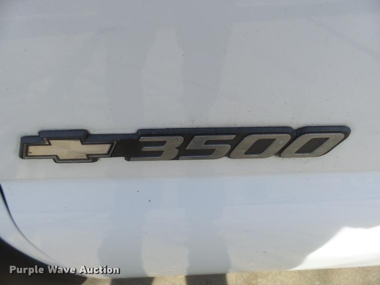 image for item CC9057 2001 Chevrolet Silverado 3500 bucket truck