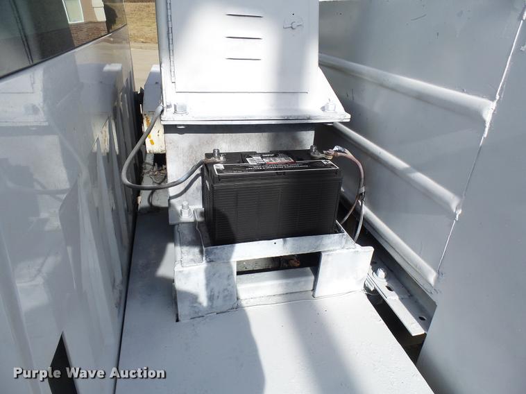 image for item CC9057 2001 Chevrolet Silverado 3500 bucket truck