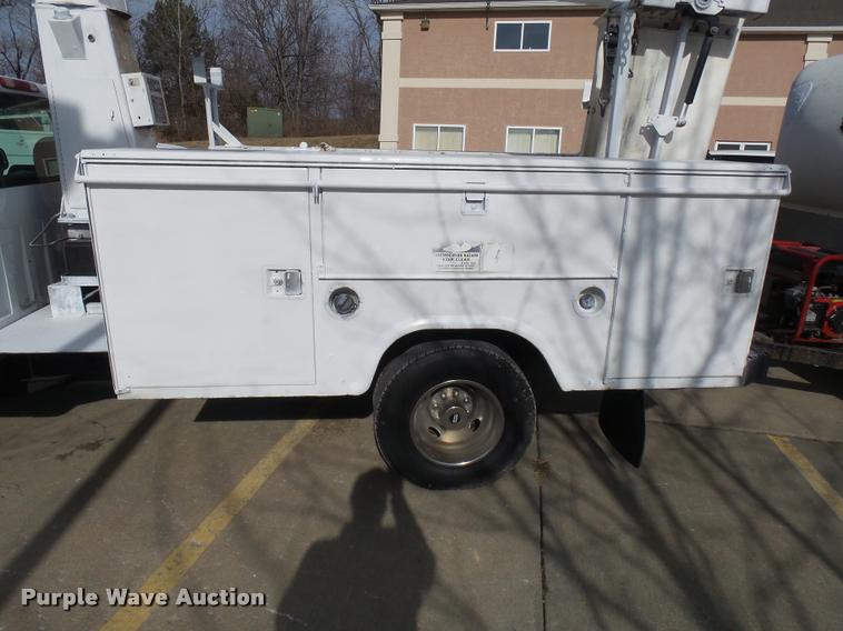 image for item CC9057 2001 Chevrolet Silverado 3500 bucket truck