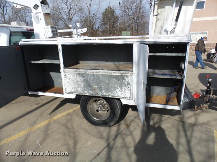 image for item CC9057 2001 Chevrolet Silverado 3500 bucket truck