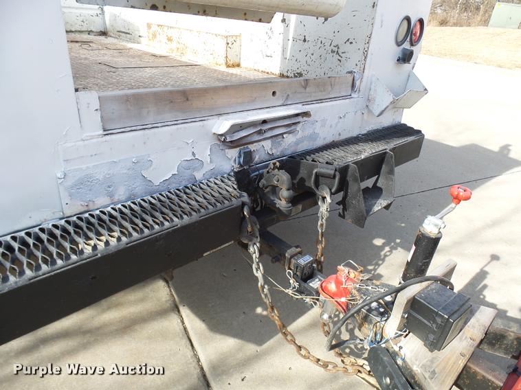 image for item CC9057 2001 Chevrolet Silverado 3500 bucket truck