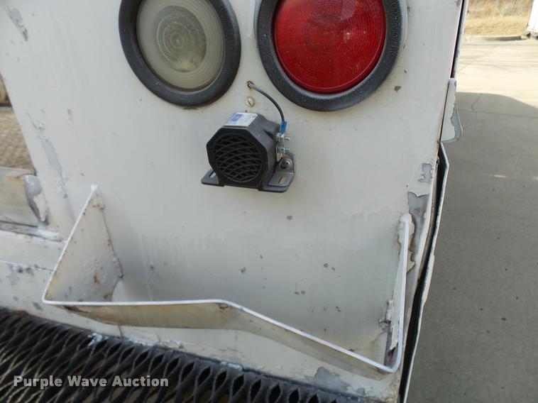 image for item CC9057 2001 Chevrolet Silverado 3500 bucket truck